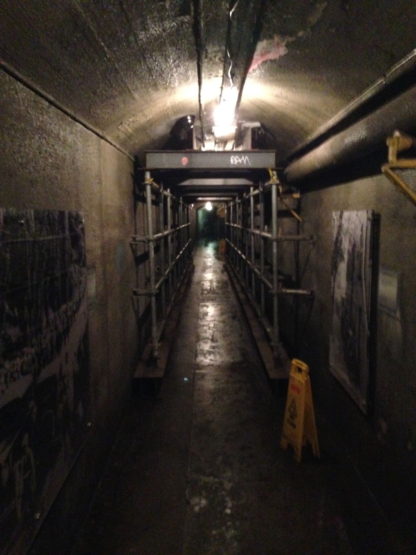 No passeio pelo local é possível ver túneis que dão acessos a diferentes lugares