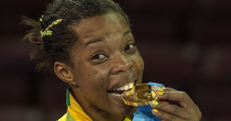 Joice Silva comemora após ganhar a medalha de ouro na luta no Pan