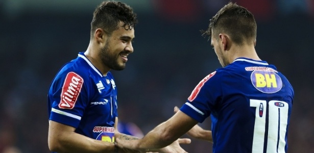 Vinícius Araújo (à esquerda) comemora gol do Cruzeiro com De Arrascaeta - Geraldo Bubniak/Light Press/Cruzeiro