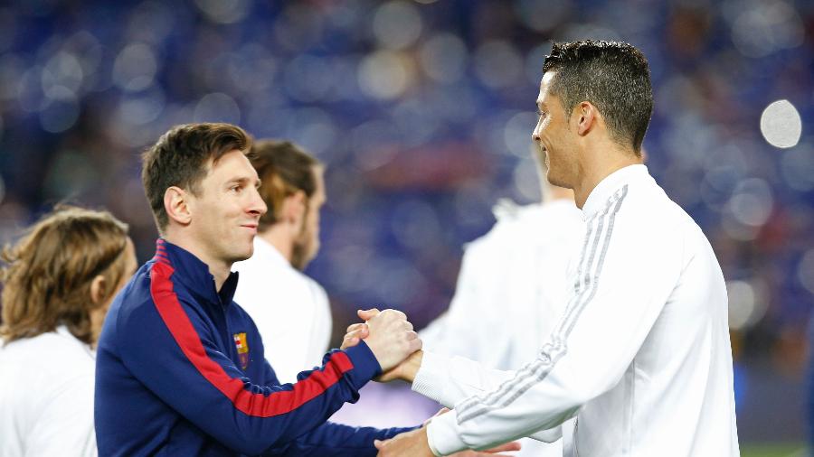 Lionel Messi cumprimenta Cristiano Ronaldo no clássico entre Barcelona e Real Madrid, pelo Campeonato Espanhol - Reuters / Albert Gea