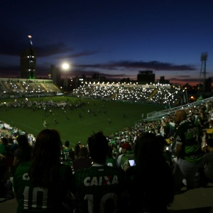 Arena Condá iluminada - Paulo Whitaker/Reuters