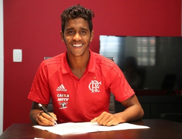 O meia-atacante Gabriel renovou contrato com o Flamengo até dezembro de 2019 - Gilvan de Souza/ Flamengo