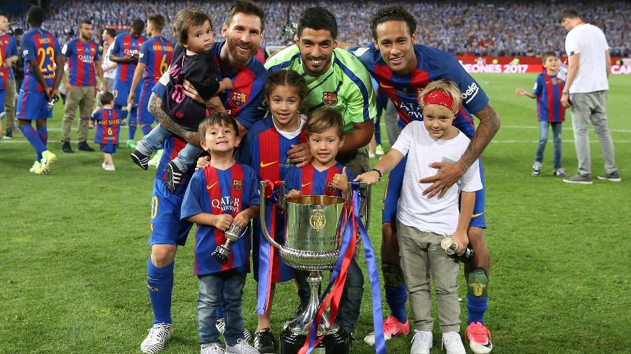 Neymar posa para foto com seu filho, Messi e Suárez - Sergio Perez/Reuters