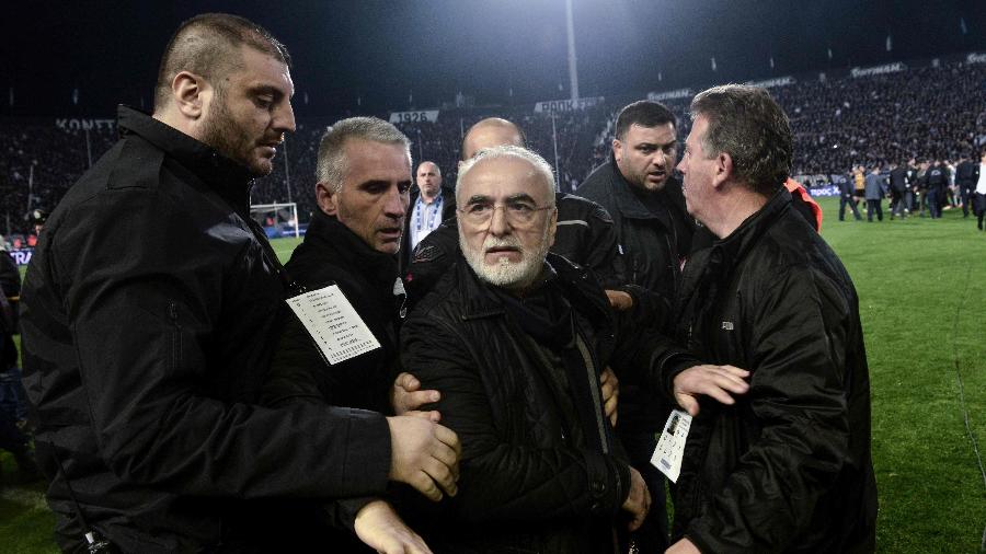 Presidente do PAOK, Ivan Savvidis é contido após entrar armado em campo na Grécia - AFP