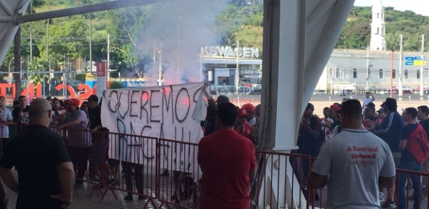 Torcida do Inter protesta durante treinamento no Beira-Rio e time muda programação - Jeremias Wernek/UOL