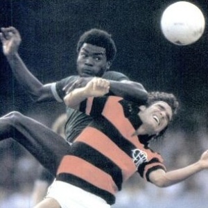 Mococa, pelo Palmeiras, em dividida com Carpegiani, do Flamengo, nos anos 70 - Reprodução/Facebook
