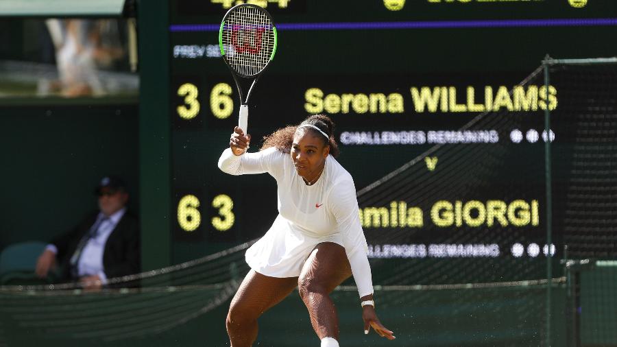 Serena Williams em ação contra Camila Giorgi em Wimbledon - Peter Nicholls/Reuters