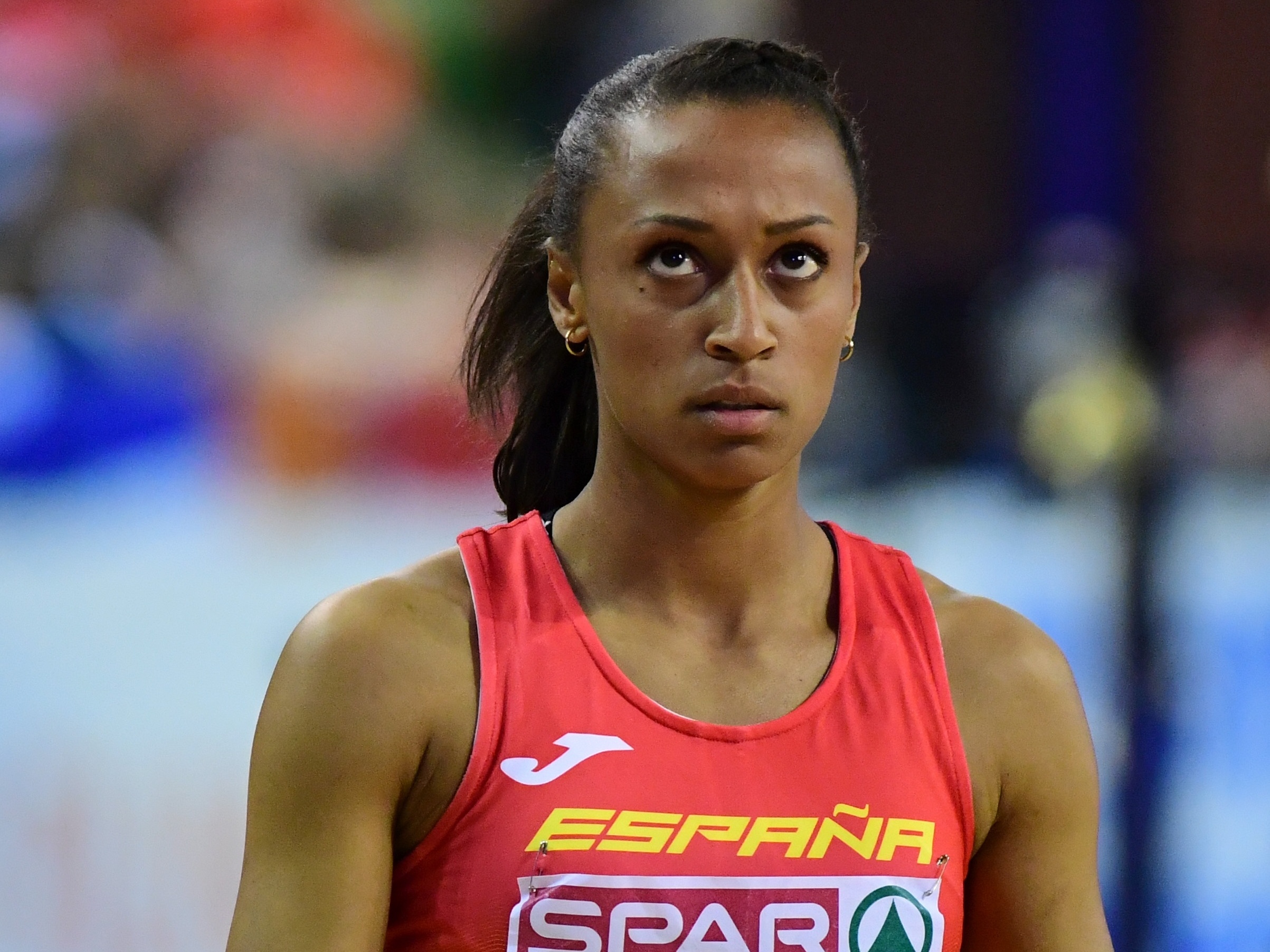 Medalhista espanhola ganhou holofotes ao interromper entrevista: "Não somos 'de cor'. Somos negros"