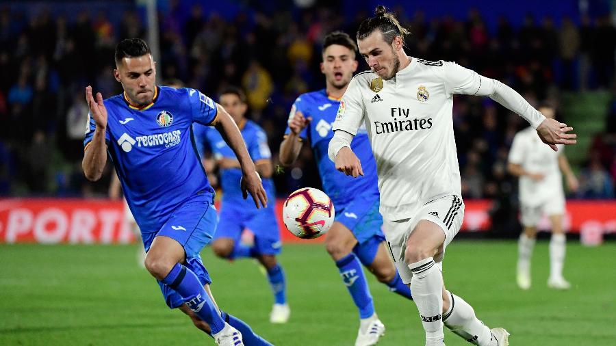 Bale carrega bola durante partida entre Real e Getafe - JAVIER SORIANO / AFP