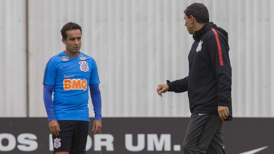 Técnico Fábio Carille conversa com Jadson durante treinamento do Corinthians  - Daniel Augusto Jr/Ag. Corinthians