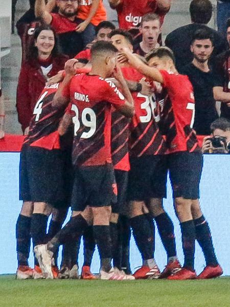 Vitinho comemora o gol da partida Athletico 1 x 0 Internacional pelo Campeonato Brasileiro 2019 - Gabriel Machado/AGIF