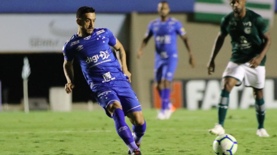 Edilson volta ao time do Cruzeiro em partida contra o Goiás pelo Brasileirão, no Serra Dourada - Heber Gomes/AGIF