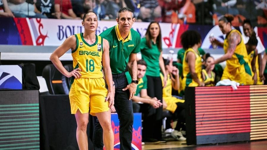 Débora e José Neto, durante a partida entre Brasil e Austrália - Divulgação/FIBA
