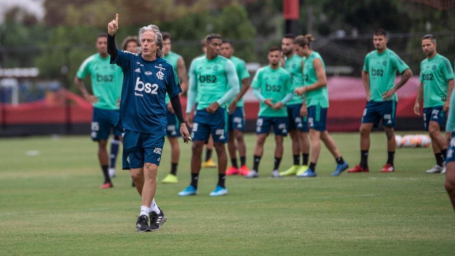 Jorge Jesus dá orientação no treino do Flamengo. Fla vai rediscutir salários - Alexandre Vidal/Flamengo