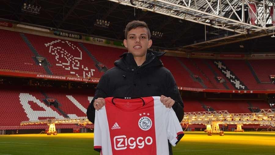 Meia Giovanni, revelado pelo Santos, é anunciado pelo Ajax - Divulgação/Ajax