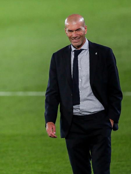 Zinedine Zidane sorri durante partida do Real Madrid no Campeonato Espanhol, em julho de 2020 - David S. Bustamante/Soccrates/Getty Images