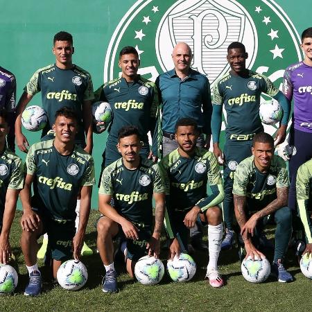 Jogadores da base do Palmeiras posam com o presidente Maurício Galiotte - Divulgação