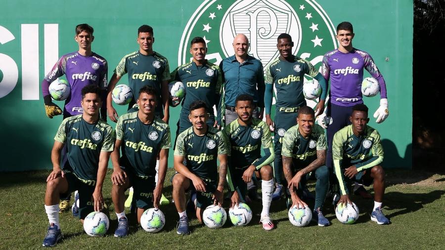 Jogadores da base do Palmeiras posam com o presidente Maurício Galiotte - Divulgação