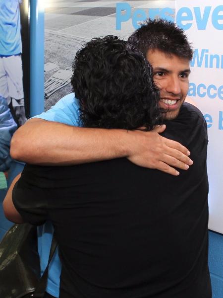 Agüero abraça Diego Maradona - Reprodução