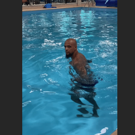 Felipe Melo mostra recuperação de lesão na piscina - Reprodução/Instagram