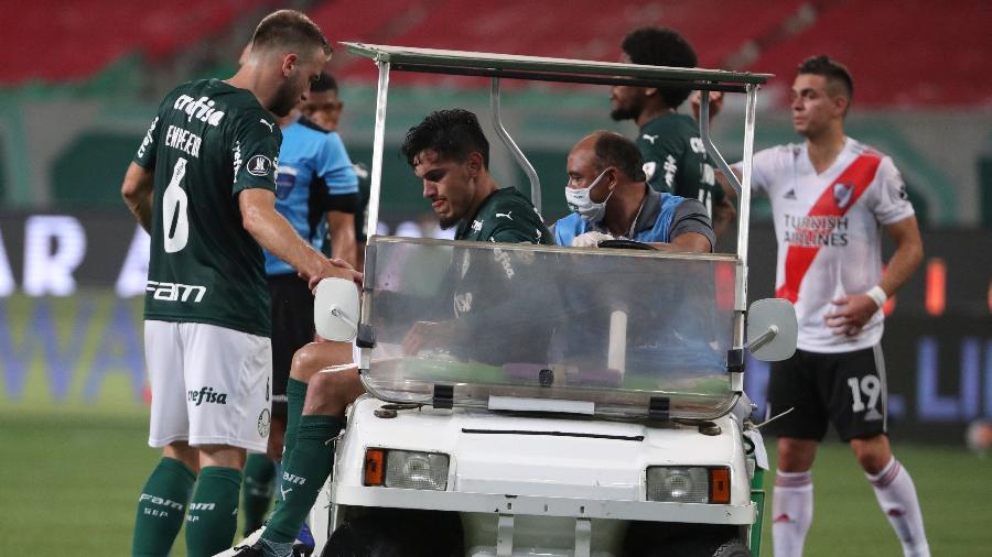 Gustavo Gómez deixa o campo com lesão durante Palmeiras x River Plate - AMANDA PEROBELLI / POOL / AFP
