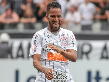 Everaldo de volta? Vítor Pereira pede o retorno do atacante