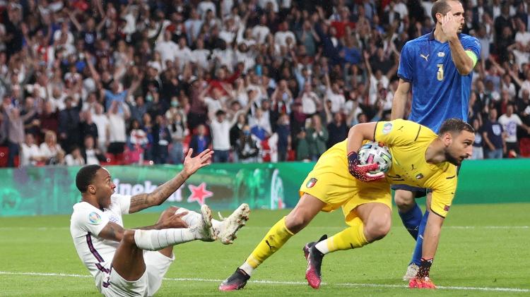 Sterling pede pênalti após tentar jogada entre Bonucci e Chiellini, já no início do 2° tempo - CARL RECINE / POOL / AFP - CARL RECINE / POOL / AFP