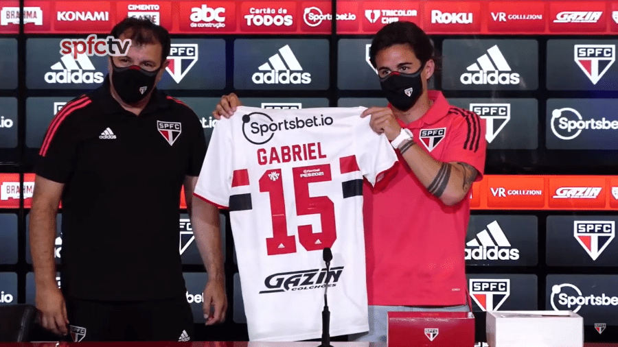 Gabriel Neves posa com a camisa número 15 em sua coletiva de apresentação. - Reprodução/YouTube