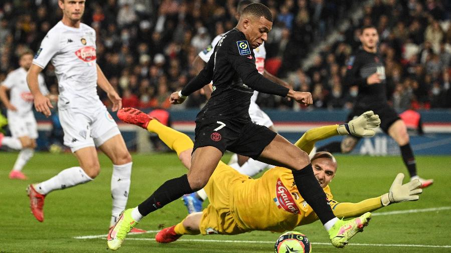Mbappé tenta driblar goleiro do Angers em jogo válido pelo Campeonato Francês - AFP
