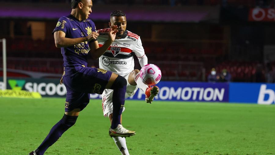 Reinaldo e Cantillo disputam lance em clássico entre São Paulo e Corinthians - Marcello Zambrana/AGIF