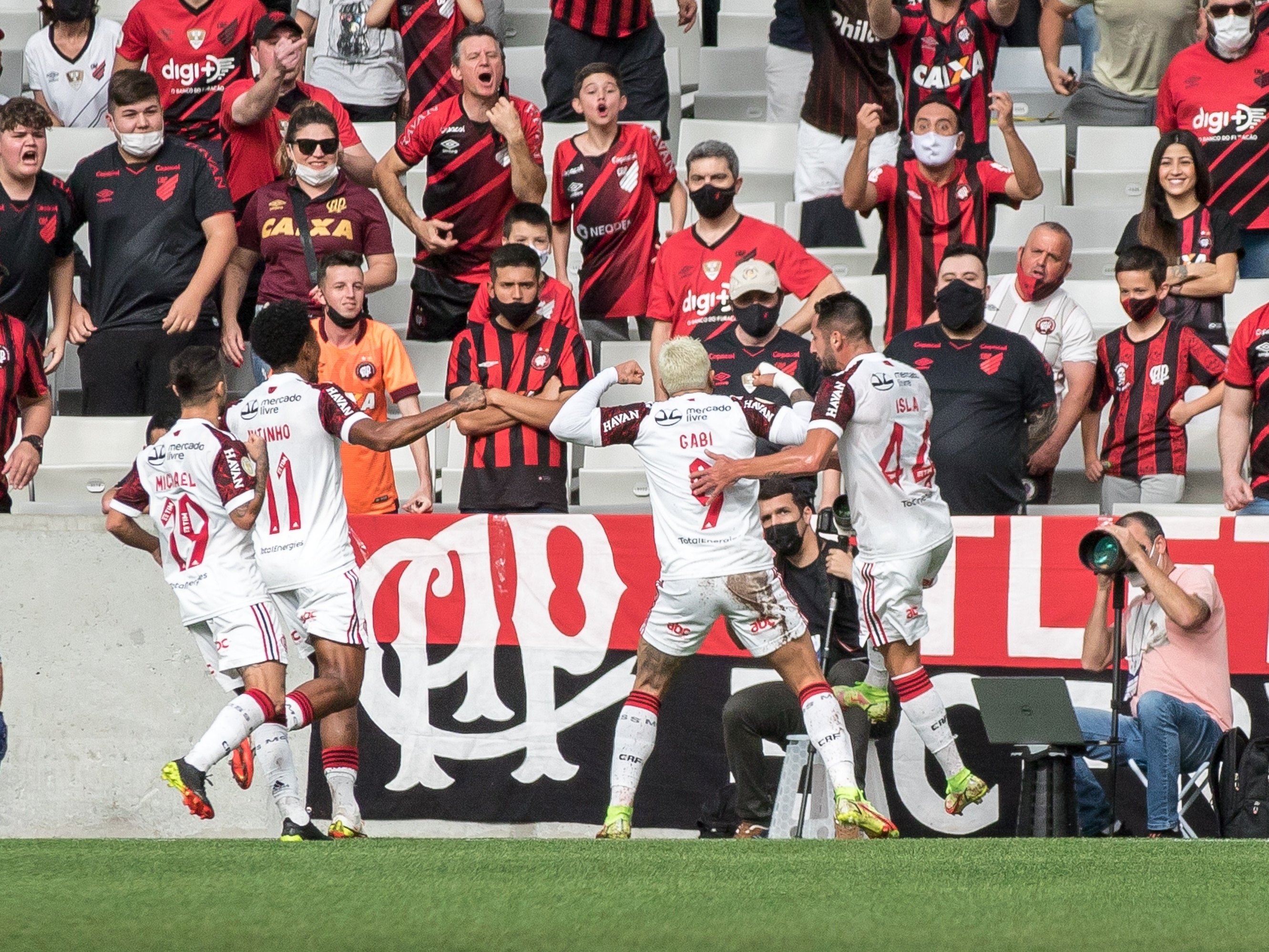 PR - Curitiba - 23/04/2022 - BRASILEIRO A 2022, ATHLETICO PR X FLAMENGO -  Vitinho jogador do Athletico-PR disputa lance com Isla jogador do Flamengo  durante partida no estadio Arena da Baixada