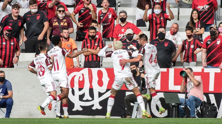 Gabigol comemora gol pelo Flamengo diante do torcida do Athletico-PR -  Robson Mafra/AGIF