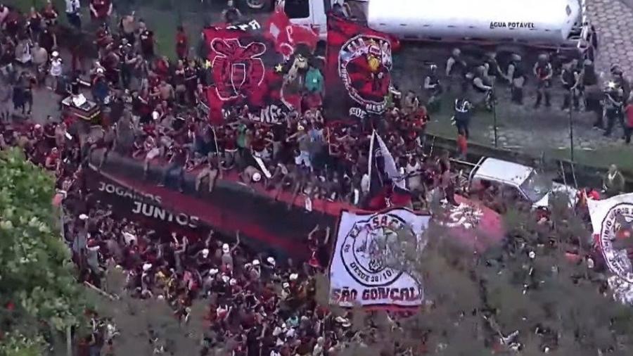 Vários torcedores do Flamengo subiram no ônibus que leva a equipe ao Galeão - Reprodução