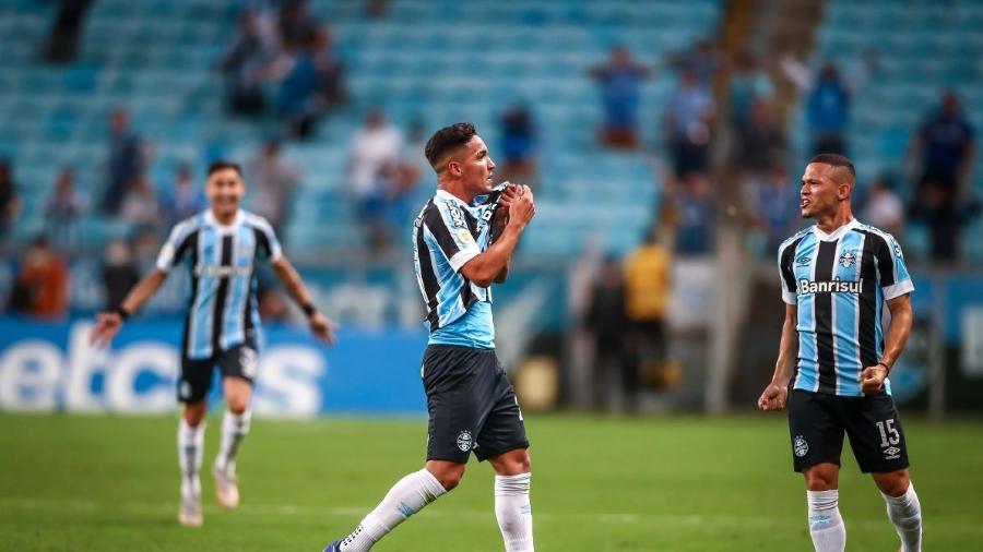 Jonatha Robert comemora gol do meio-campo pelo Grêmio - Lucas Uebel/Grêmio FBPA