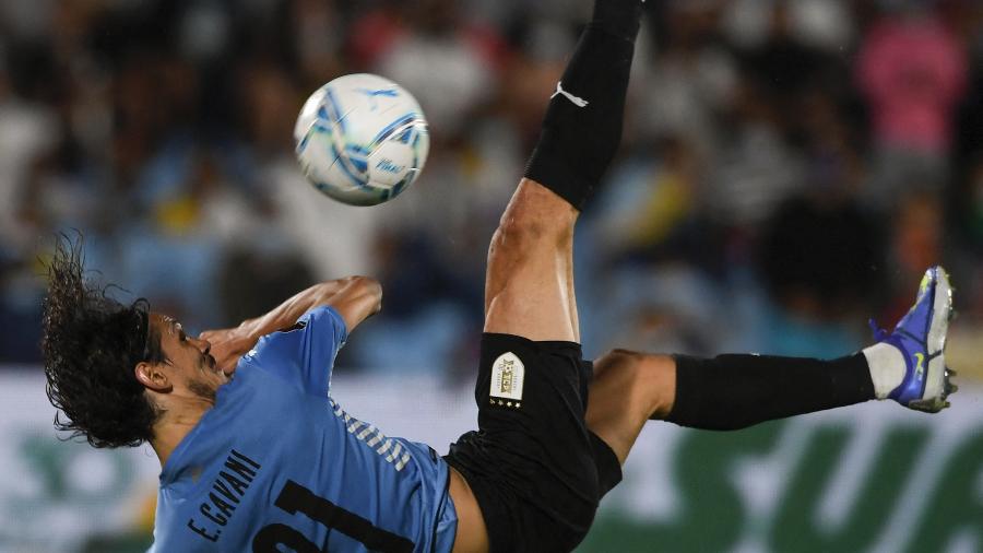 Gol de bicicleta de Cavani em partida do Uruguai contra a Venezuela pelas Eliminatórias - PABLO PORCIUNCULA / AFP / POOL