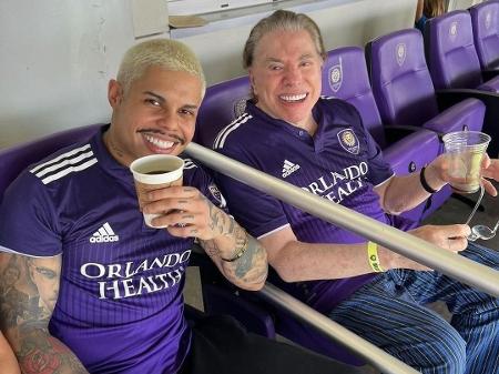 Silvio Santos assiste jogo de futebol com família em Orlando e