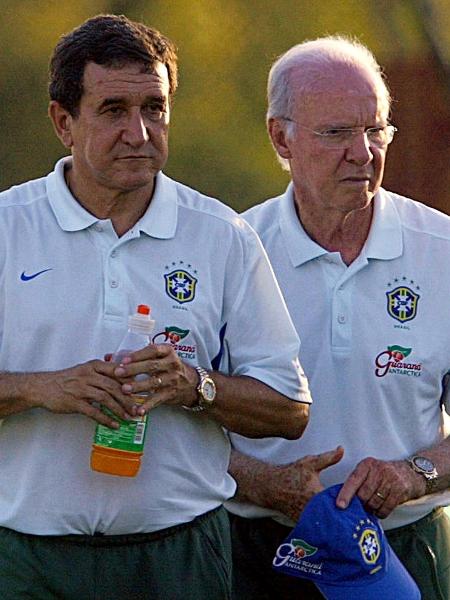 Zagallo e Parreira durante treino da seleção brasileira na França, em 2003