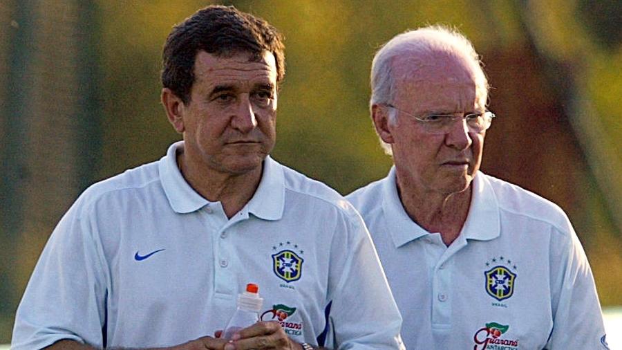 Zagallo e Parreira durante treino da seleção brasileira na França, em 2003 - Antonio Scorza/AFP