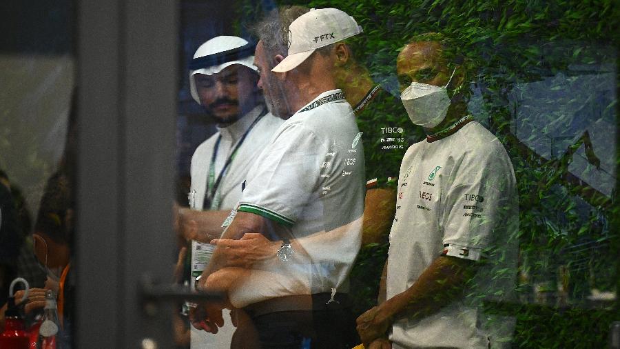 Lewis Hamilton, da Mercedes, ao lado de Stefano Domenicali, CEO da F1 Group, e Ross Brawn, diretor esportivo, após treino livre no GP da Arábia Saudita. 25/03/2022 - Clive Mason/Getty Images