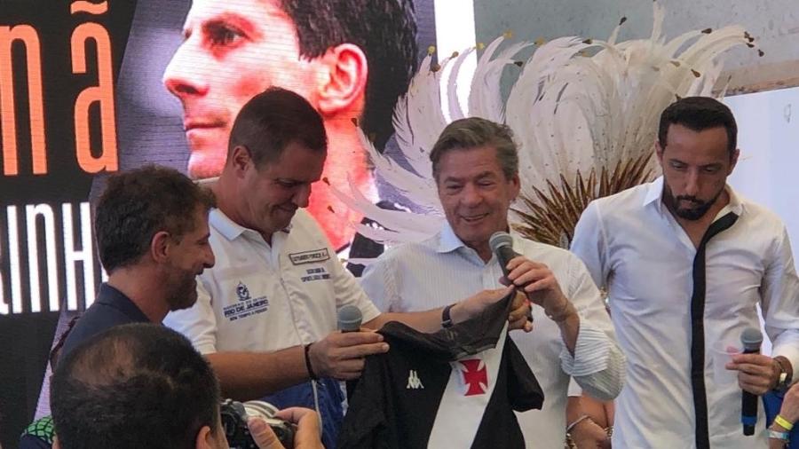 Gutemberg Fonseca recebe camisa do Vasco personalizada das mãos do presidente do clube, Jorge Salgado - Bruno Braz / UOL Esporte