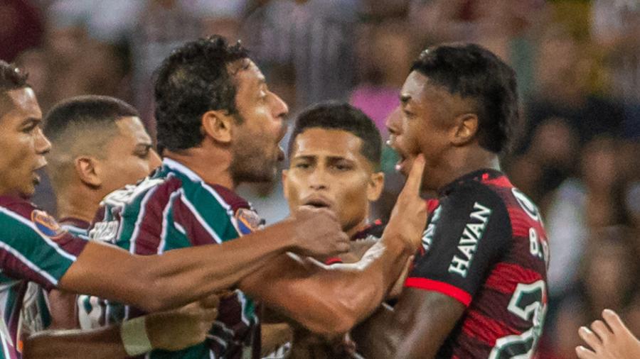  Bruno Henrique (d), do Flamengo, e Fred (e), do Fluminense, brigam e são expulsos durante partida válida pela final do Campeonato Carioca - MAGA JR/ESTADÃO CONTEÚDO