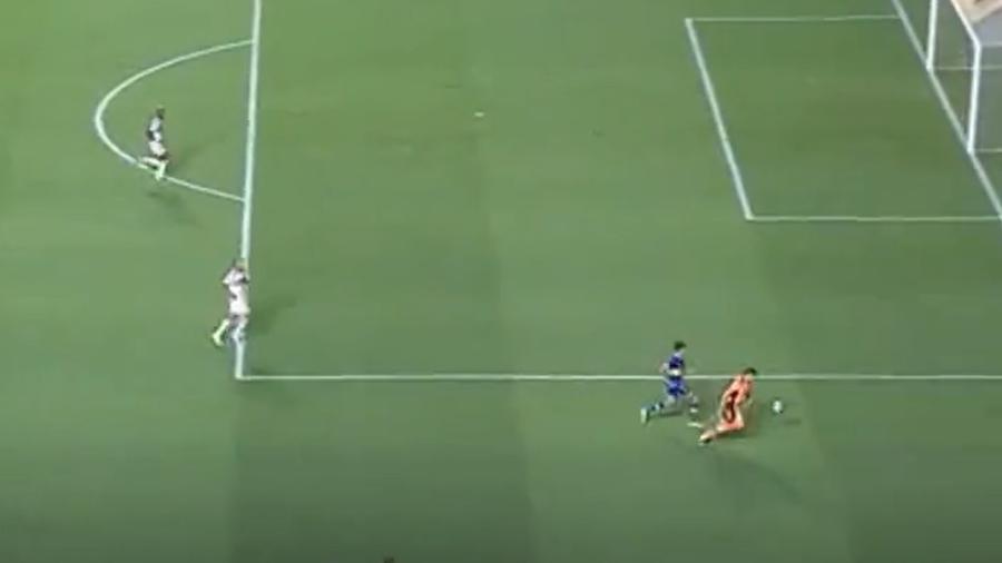 Goleiro tentou proteger a bola durante uma saída de gol e quase cedeu empate ao Everton - Reprodução/Twitter