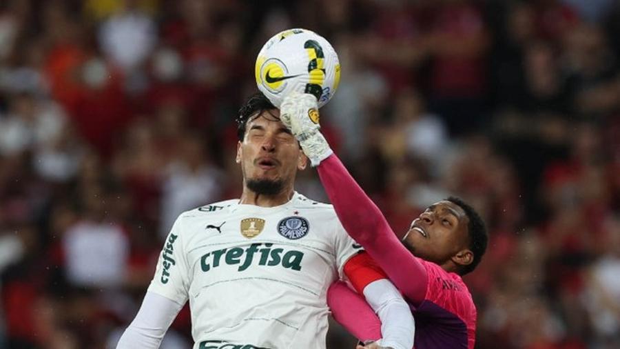 Hugo Souza disputa com Gustavo Gómez no empate sem gols entre Flamengo e Palmeiras no Brasileirão 2022 - Reprodução / Cesar Greco - Palmeiras