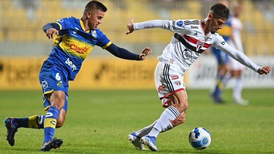 Rigoni disputa bola contra o Everton, no Chile, pela Sul-Americana - MARTIN BERNETTI / AFP