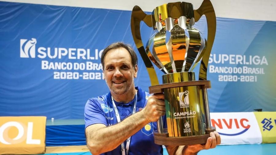 Javier Weber com taça de campeão da Superliga - Wander Roberto/Inovafoto/CBV