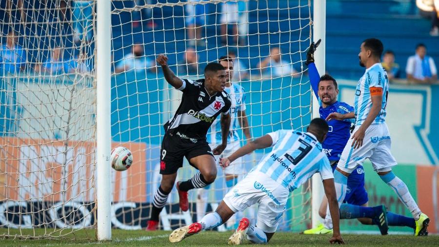 Raniel, do Vasco, comemora gol contra o Londrina, pela Série B do Campeonato Brasileiro - Daniel Ramalho / CRVG