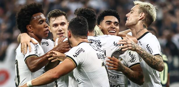 Jogadores do Corinthians comemoram gol marcado contra o Santos na Copa do Brasil
