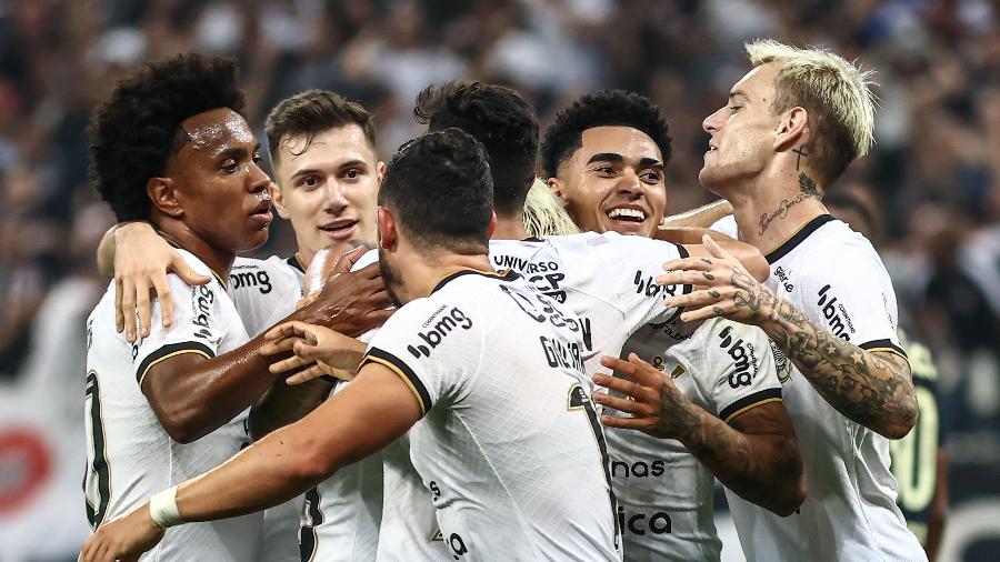 Jogadores do Corinthians comemoram gol marcado contra o Santos em jogo da Copa do Brasil - Marcello Zambrana/AGIF