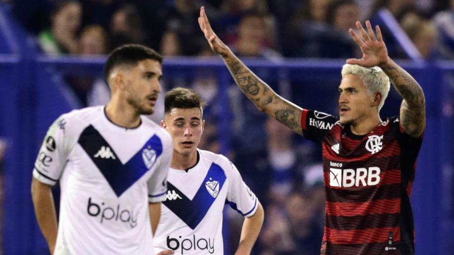 Observado por jogadores do Vélez Sarsfield, Pedro comemora um de seus três gols com a camisa do Flamengo - Fotobairesarg/AGIF