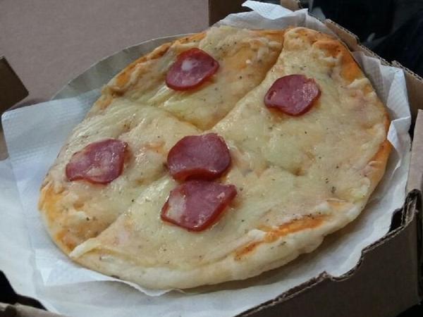 Pizza de calabresa (com pouca calabresa) viralizou no Twitter